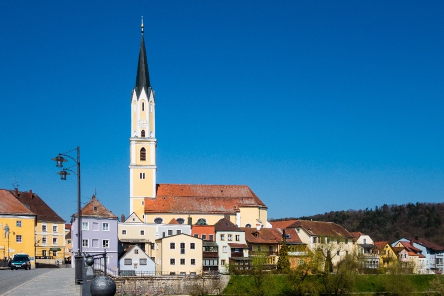 Das Bild zeigt Vilshofen an der Donau mit der Pfarrkirche