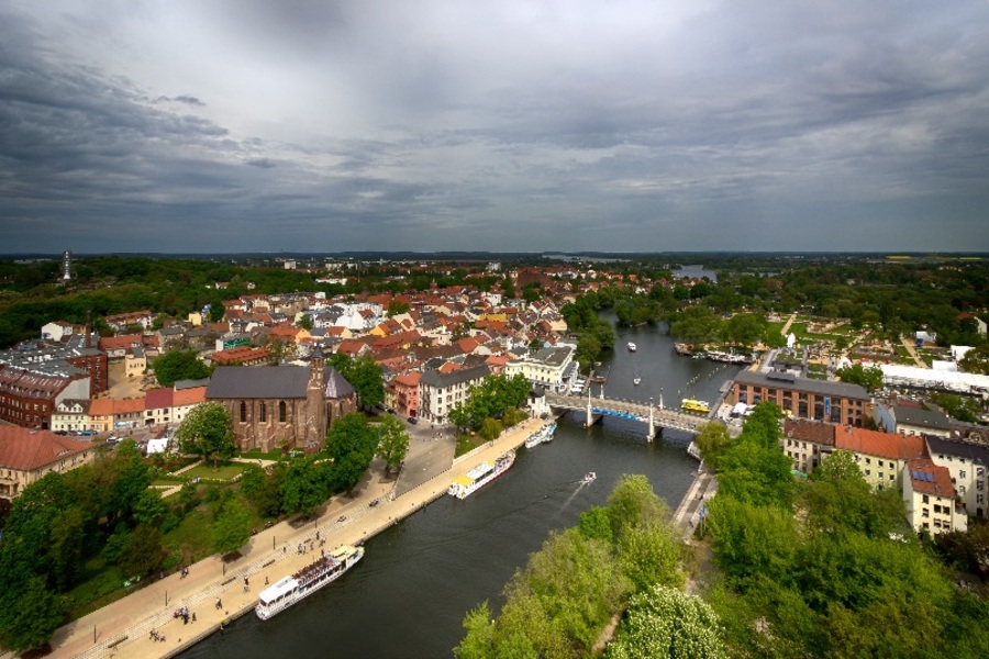 Stadtansicht von Brandenburg an der Havel mit dem Fluss Niederhavel und der Jahrtausendbrücke. Links im Bild die Backsteinkirche St. Johannis.