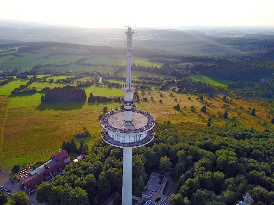 Luftbild zeigt den Fernmeldeturm auf dem Berg Hoherodskopf
