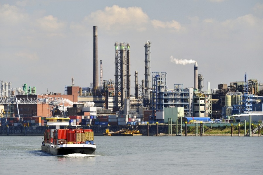  Das Bild zeigt einen Frachter vor der Leverkusener Industrielandschaft.