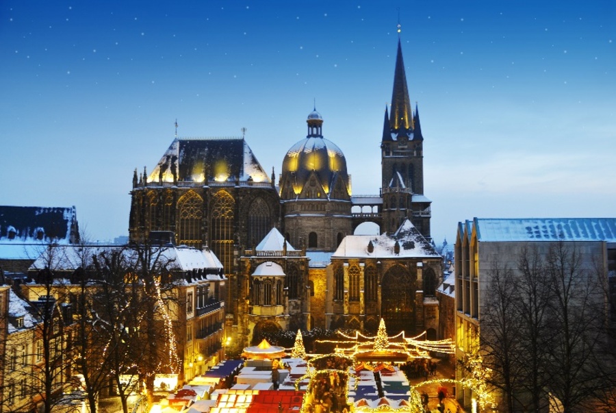  Bild zeigt Aachener Weihnachtsmarkt mit Dom im Hintergrund