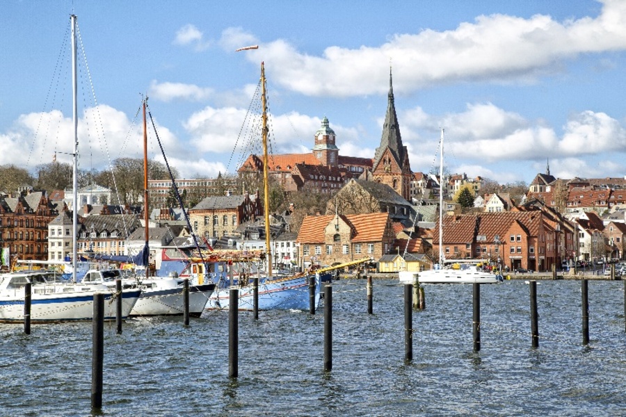 Bild zeigt die Stadt Flensburg mit Bootsanlegestelle
