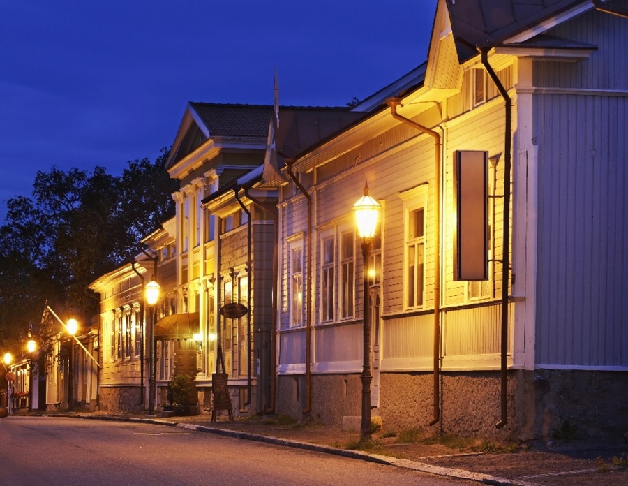 Vanhojen talojen reunustama katu Kokkolassa