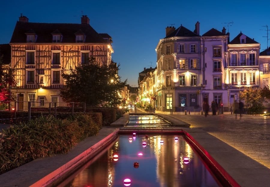 Photo de la ville de Troyes, promenade le long du canal