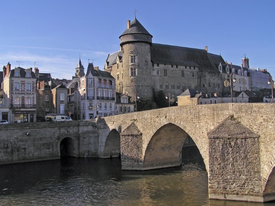 Laval, castle and old bridge