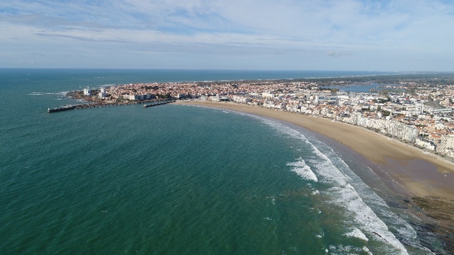  Vue aérienne de la baie des Sables d’Olonne et du front de mer