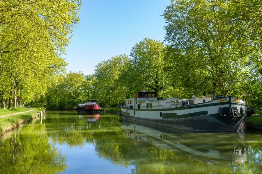 Péniches amarrées à l'écluse de Vic, sur le Canal du Midi - Castanet-Tolosan - Haute-Garonne