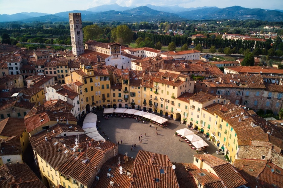 Piazza dell’Anfiteatro in Lucca