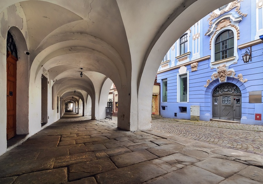 Podcienia budynków i uliczka na starym mieście w Bielsku-Białej