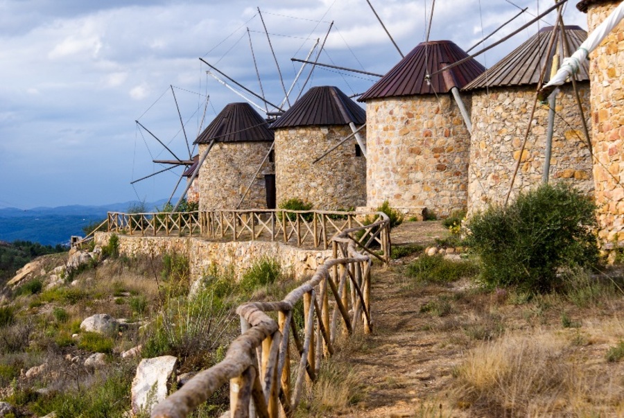 Conjunto dos moinhos de vento de Gavinhos, sobranceiros à vila de Penacova.
