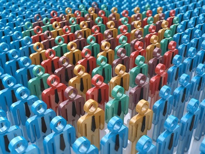 Ein Kameramann filmt eine Gruppe Demonstranten auf einer Straße in einer Stadt.